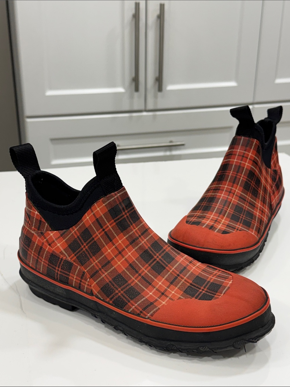 Baffin Waterproof Plaid Pull-On Ankle Rain Boots | Women’s Size 6 | Red Black